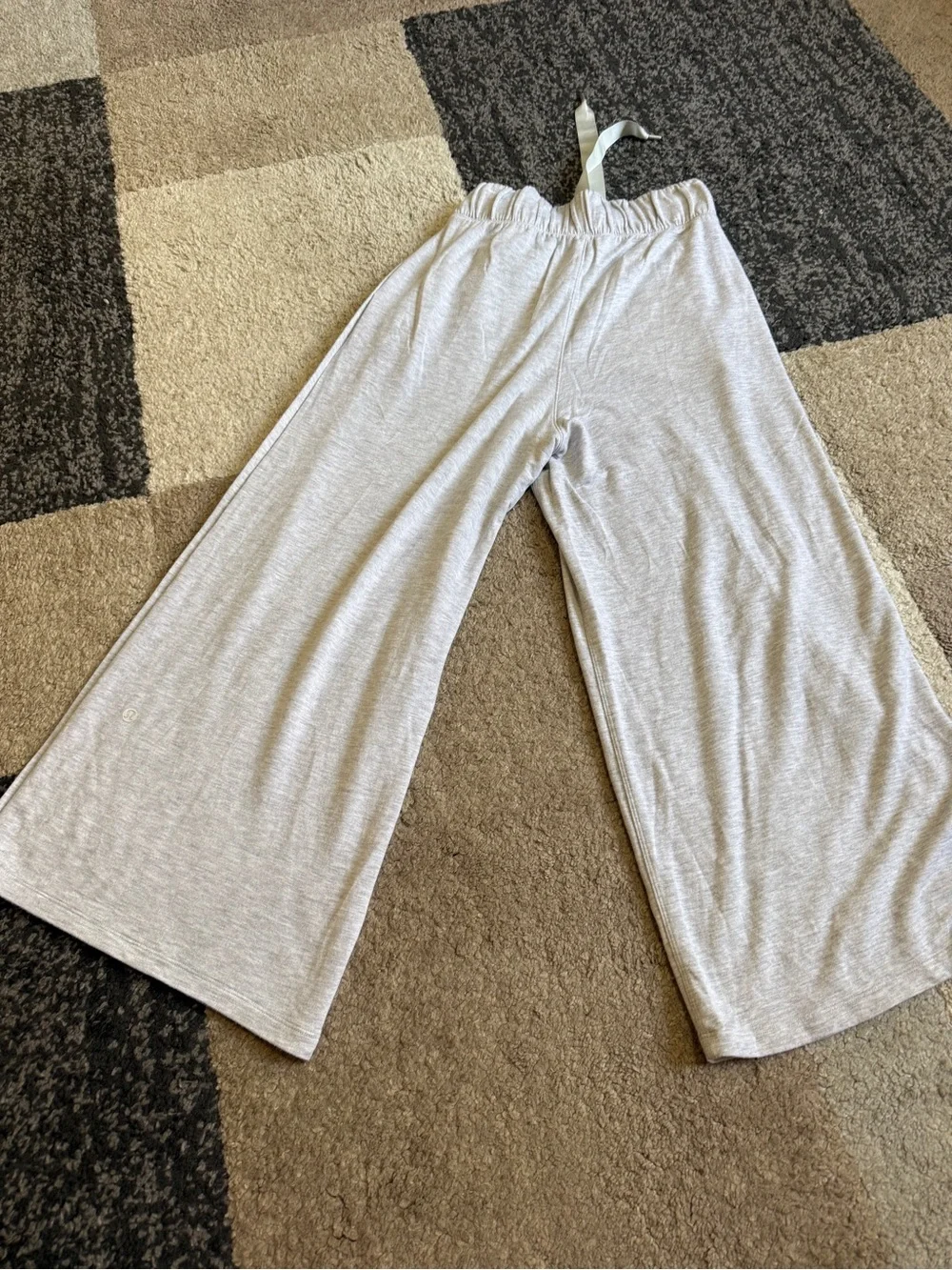 Lululemon Seek Stillness Mid Rise Crop Womens Pants - size 2 Heather Grey